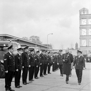 850740 Afbeelding van de inspectie van de erewacht van de Utrechtse brandweer door burgemeester jhr. mr. C.J.A. de ...